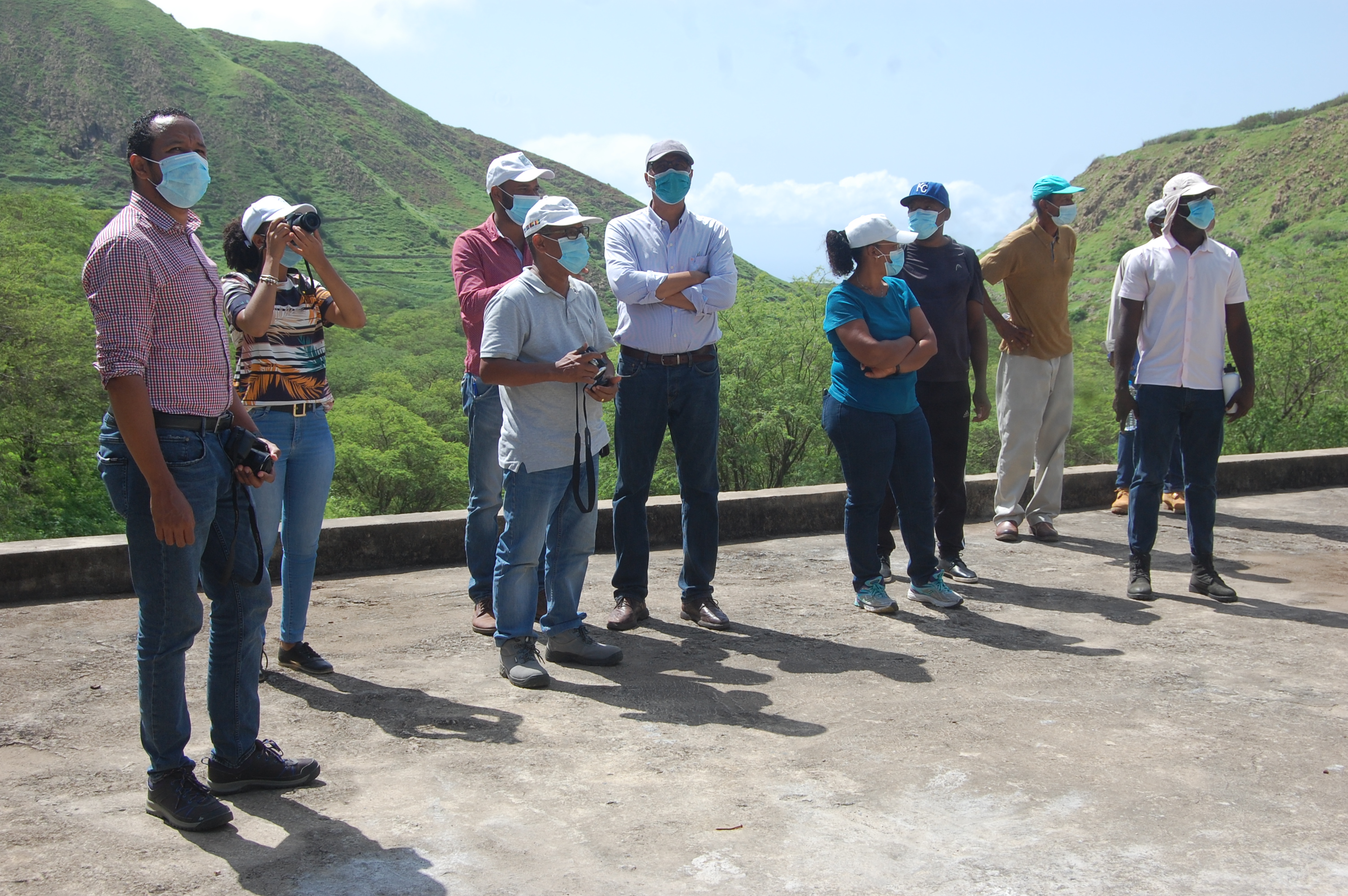 Você está visualizando atualmente Ministro da Agricultura e Ambiente efetua visita aos projetos hidroagrícolas da ilha Brava